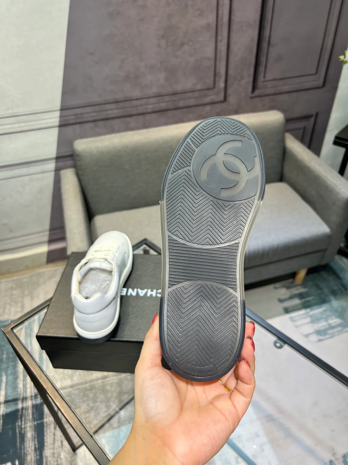 Men's men's shoes💰660 Exclusive real shots (top version) CHANEL Chanel's new panda sneakers Panda shoes Chanel 2025ss color matching thick-soled casual sports shoes sneakers Counter synchronization The counter is very popular Very difficult to buy a shoe The most popular thick-soled panda shoes on the Internet It is obvious that Xiaoxiang control cannot miss it Simple and versatile white shoes that have both good looks and comfort Thick sole increases height, is super versatile and can be worn with eyes closed😍 Whoever wears it will look better. Upper: calfskin. Lining: imported sheepskin lining. Outsole: TPU original outsole. Size: 35-44 (41 for women, 40 for men, custom made).